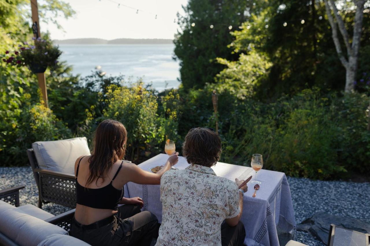 Lunar Cove Inn Charters And Tours Tofino Esterno foto