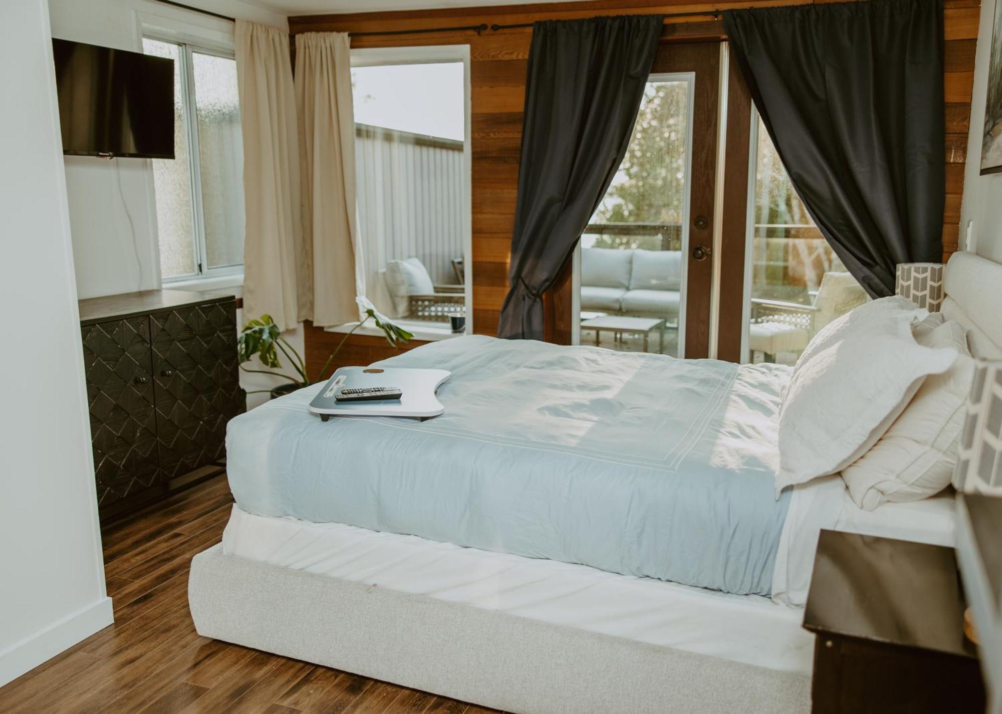 Lunar Cove Inn Charters And Tours Tofino Esterno foto