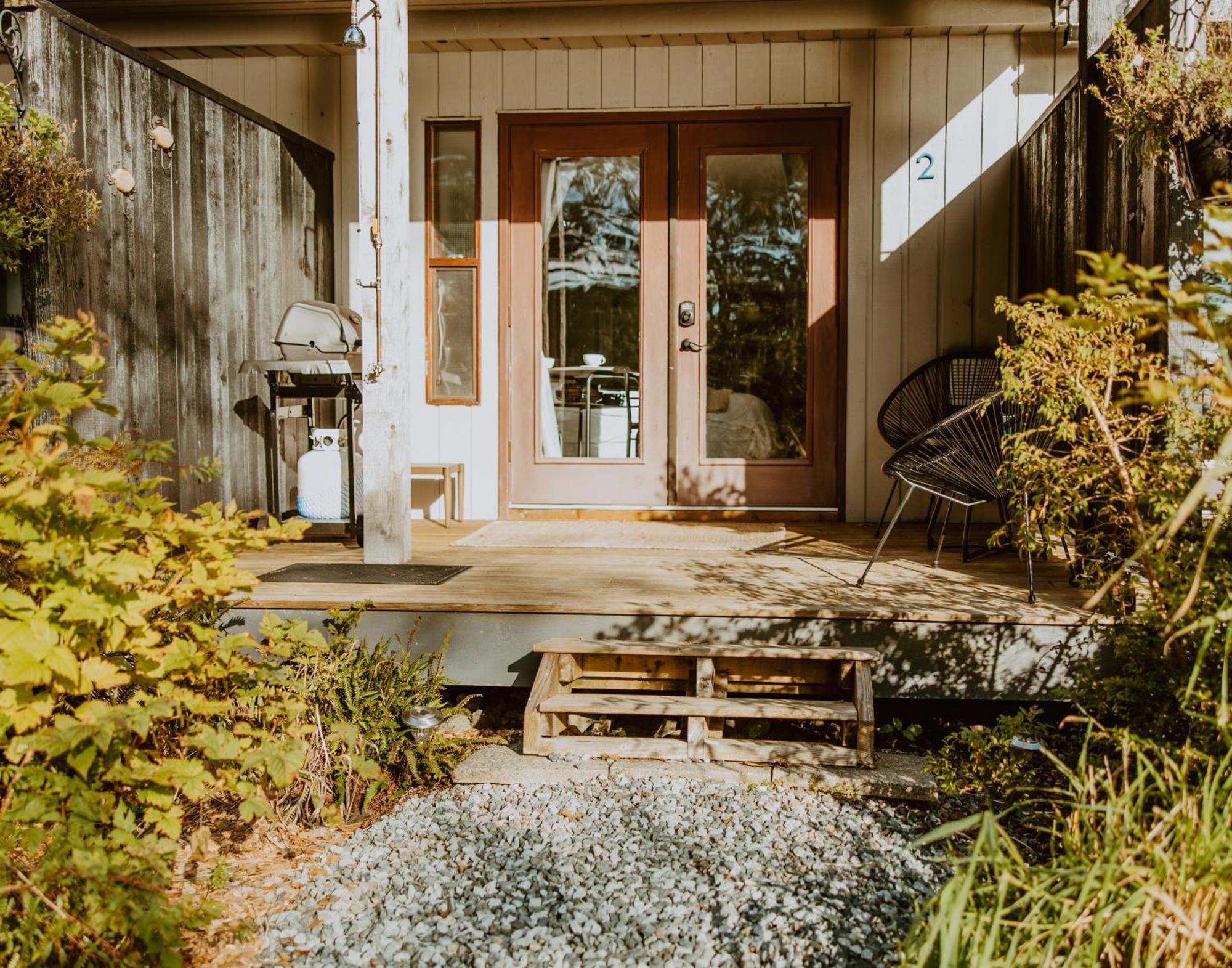 Lunar Cove Inn Charters And Tours Tofino Esterno foto
