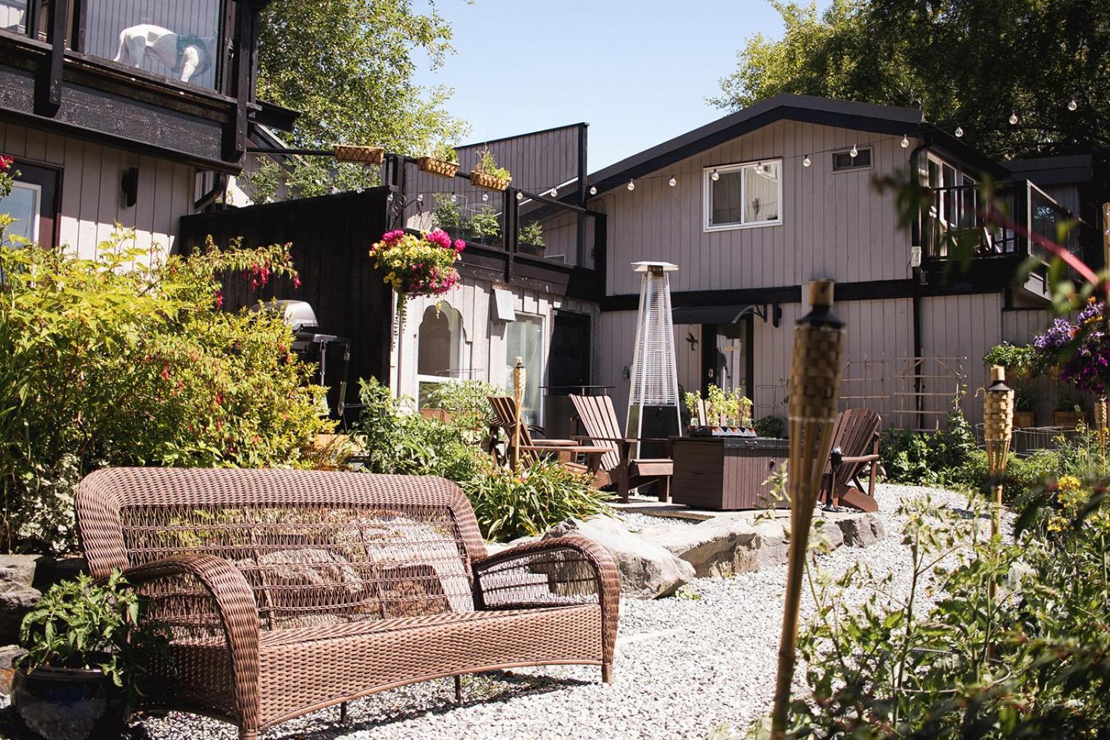 Lunar Cove Inn Charters And Tours Tofino Esterno foto