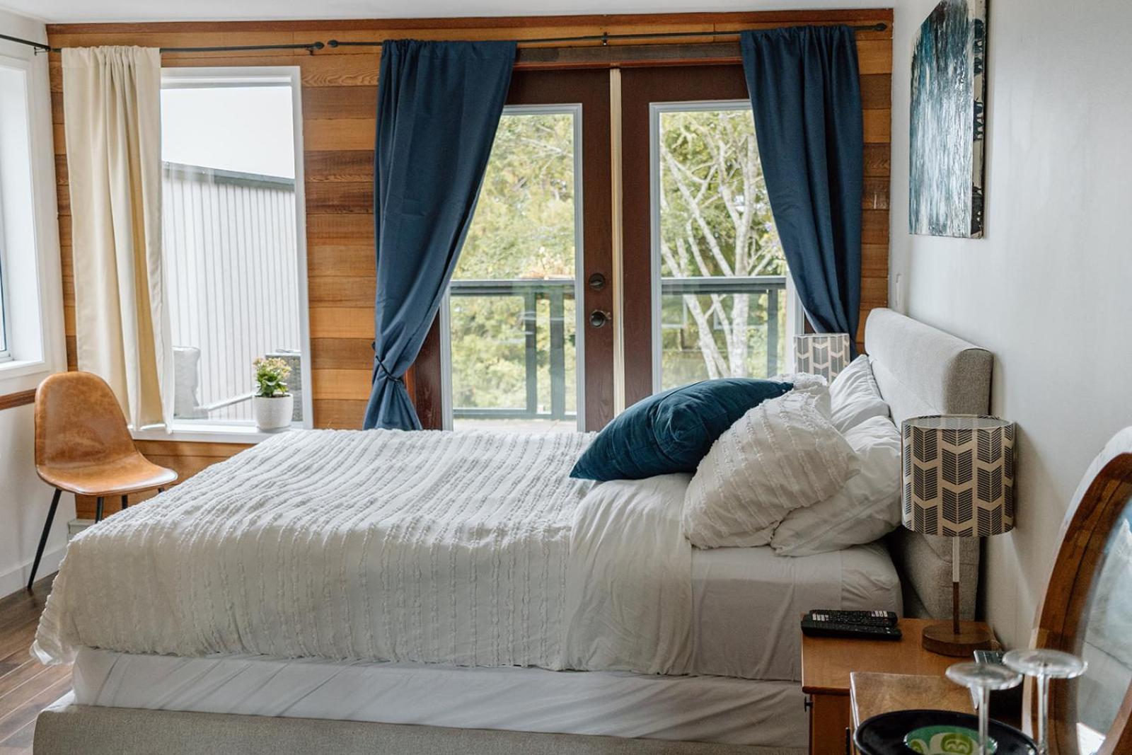 Lunar Cove Inn Charters And Tours Tofino Esterno foto